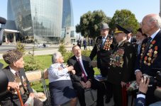 Президент Ильхам Алиев: В Азербайджане к ветеранам проявляются большое внимание и забота (версия 2) (ФОТО)