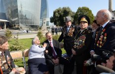 Президент Ильхам Алиев: В Азербайджане к ветеранам проявляются большое внимание и забота (версия 2) (ФОТО)