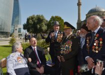 Президент Ильхам Алиев: В Азербайджане к ветеранам проявляются большое внимание и забота (версия 2) (ФОТО)