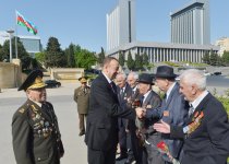 Президент Ильхам Алиев: В Азербайджане к ветеранам проявляются большое внимание и забота (версия 2) (ФОТО)