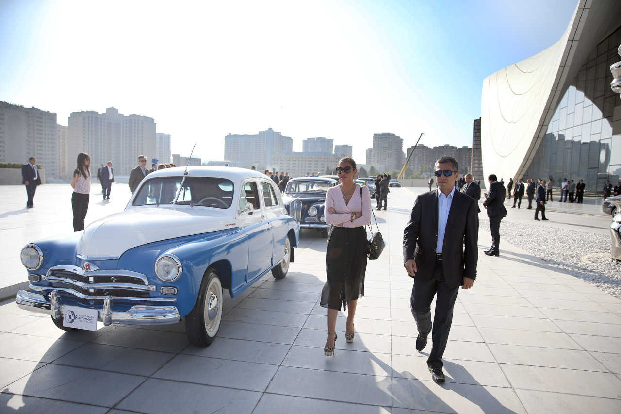 В Баку состоялся пробег классических автомобилей, посвященный 91-й годовщине со дня рождения общенационального лидера Гейдара Алиева (ФОТО)