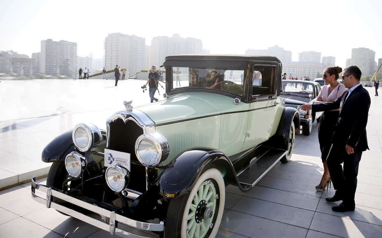 В Баку состоялся пробег классических автомобилей, посвященный 91-й годовщине со дня рождения общенационального лидера Гейдара Алиева (ФОТО)