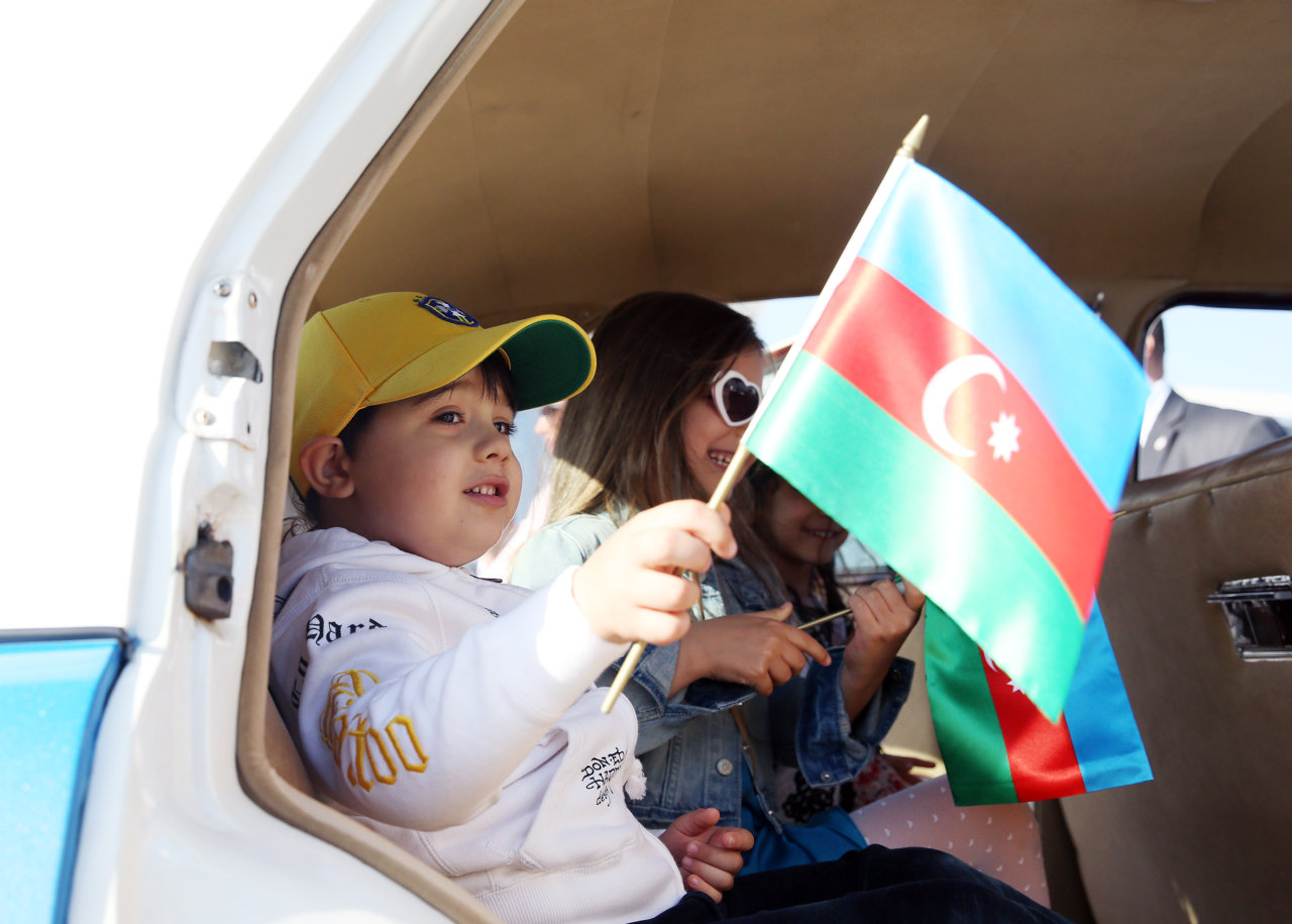 В Баку состоялся пробег классических автомобилей, посвященный 91-й годовщине со дня рождения общенационального лидера Гейдара Алиева (ФОТО)