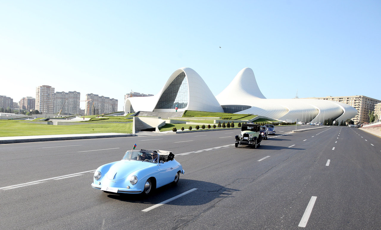 В Баку состоялся пробег классических автомобилей, посвященный 91-й годовщине со дня рождения общенационального лидера Гейдара Алиева (ФОТО)