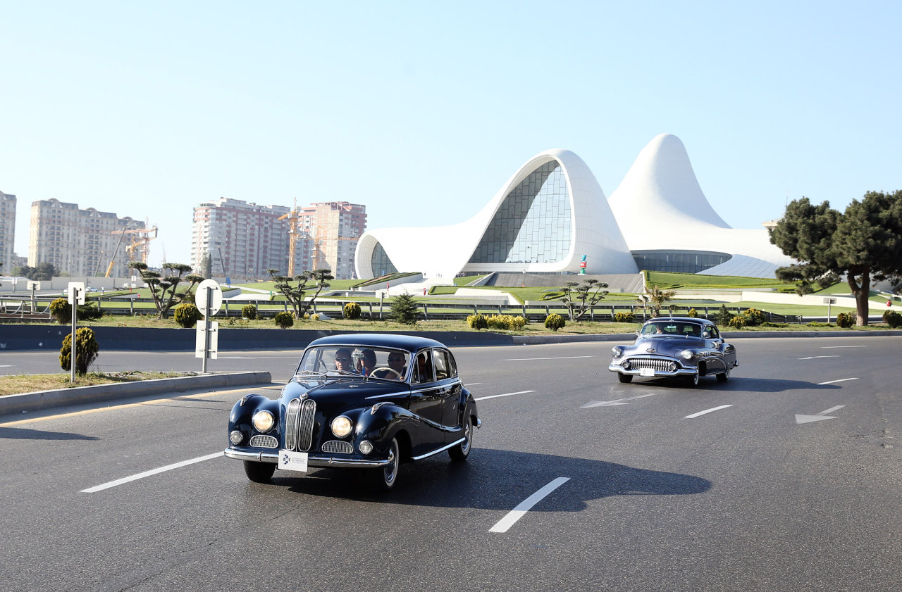 В Баку состоялся пробег классических автомобилей, посвященный 91-й годовщине со дня рождения общенационального лидера Гейдара Алиева (ФОТО)