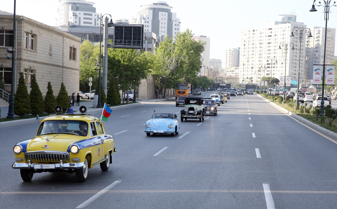 В Баку состоялся пробег классических автомобилей, посвященный 91-й годовщине со дня рождения общенационального лидера Гейдара Алиева (ФОТО)