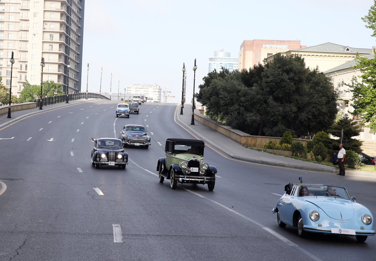 В Баку состоялся пробег классических автомобилей, посвященный 91-й годовщине со дня рождения общенационального лидера Гейдара Алиева (ФОТО)