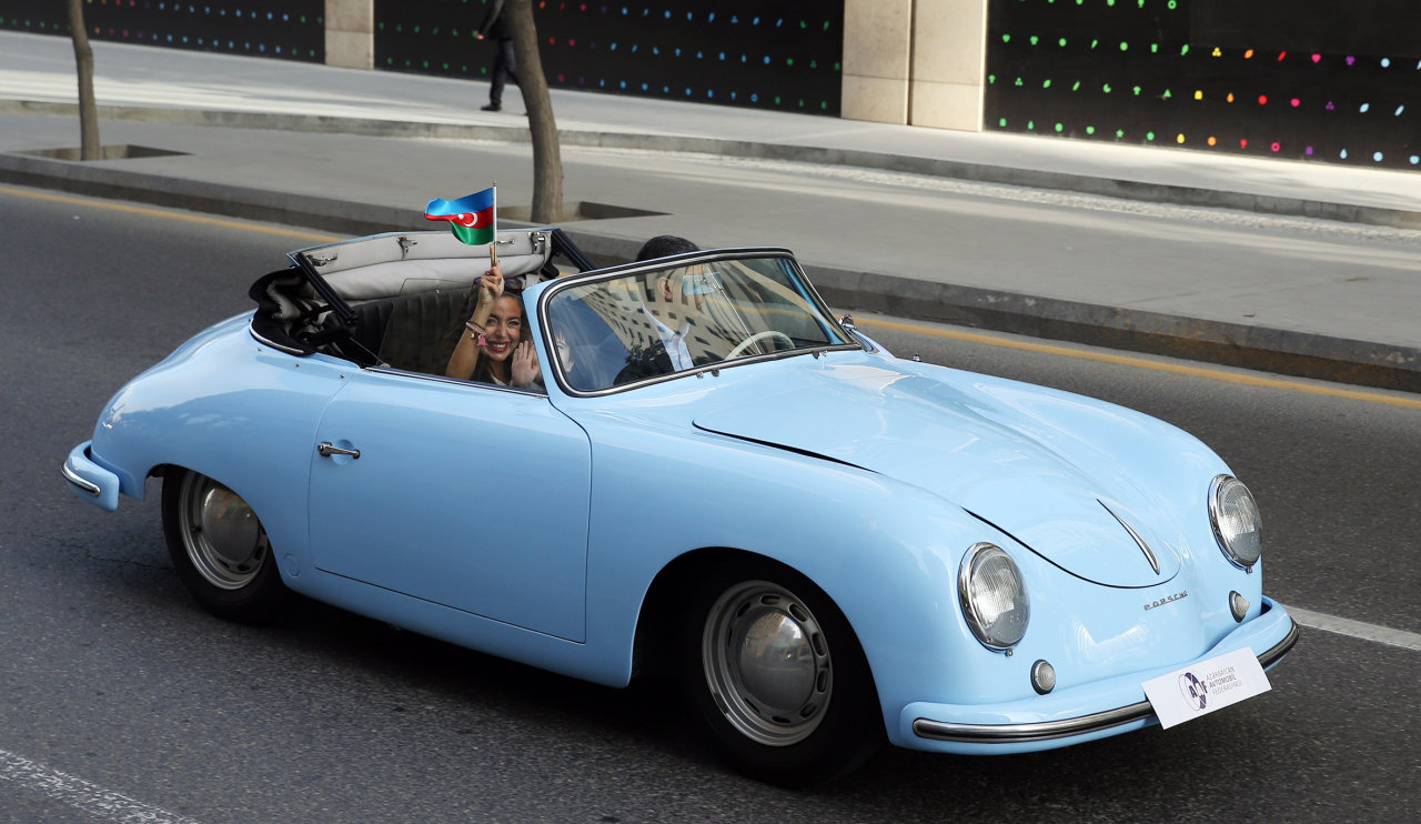 В Баку состоялся пробег классических автомобилей, посвященный 91-й годовщине со дня рождения общенационального лидера Гейдара Алиева (ФОТО)