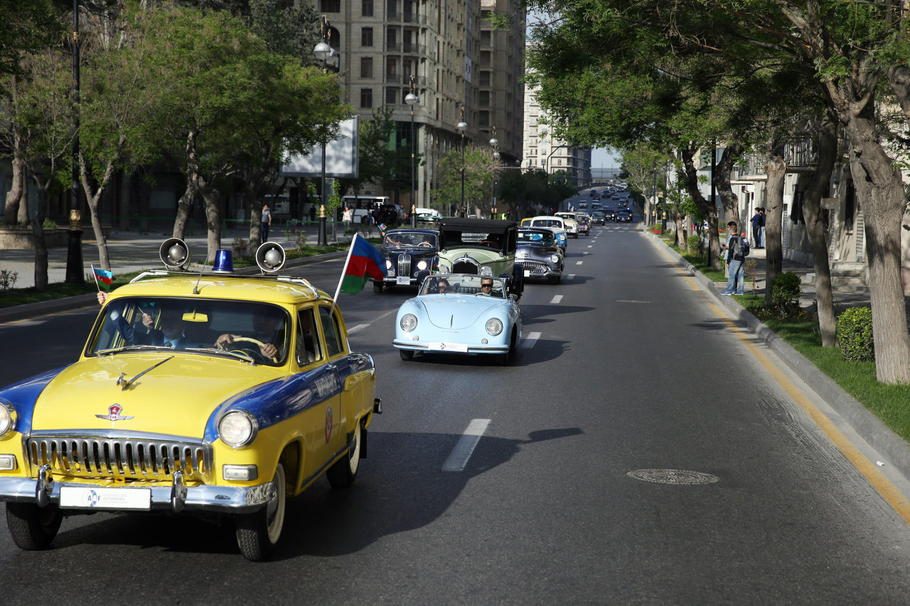 В Баку состоялся пробег классических автомобилей, посвященный 91-й годовщине со дня рождения общенационального лидера Гейдара Алиева (ФОТО)