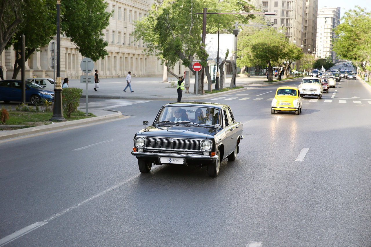 В Баку состоялся пробег классических автомобилей, посвященный 91-й годовщине со дня рождения общенационального лидера Гейдара Алиева (ФОТО)