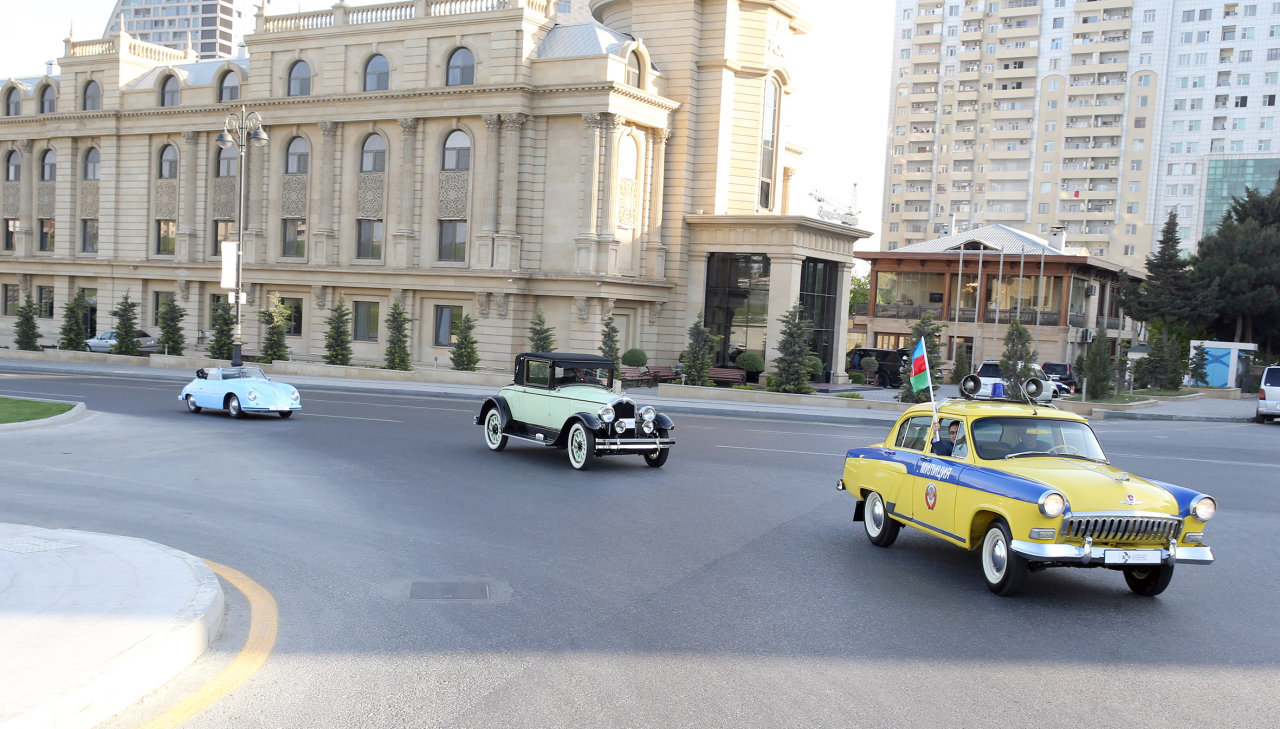 В Баку состоялся пробег классических автомобилей, посвященный 91-й годовщине со дня рождения общенационального лидера Гейдара Алиева (ФОТО)