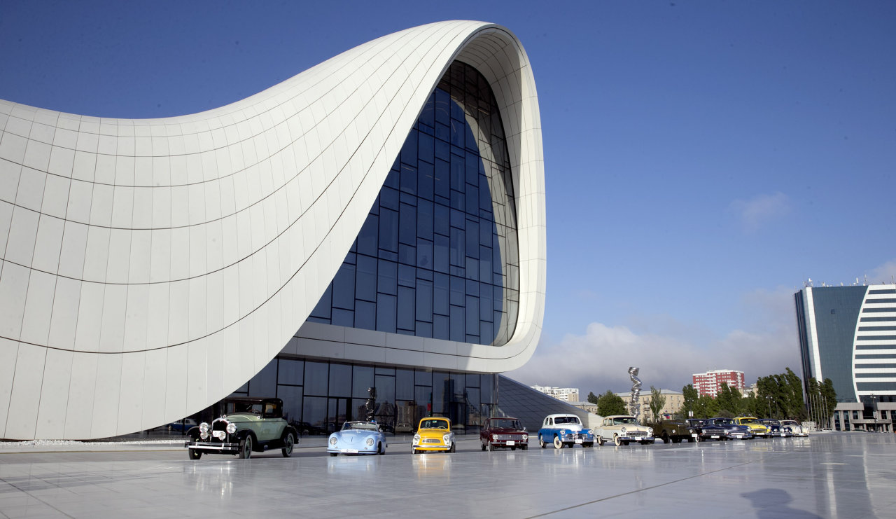 В Баку состоялся пробег классических автомобилей, посвященный 91-й годовщине со дня рождения общенационального лидера Гейдара Алиева (ФОТО)