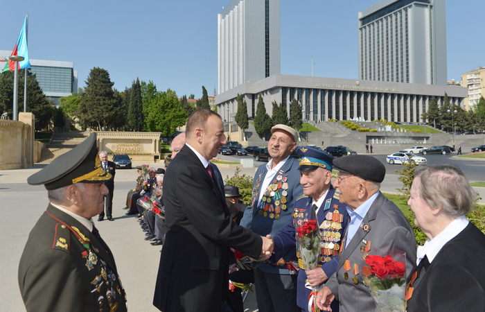 Президент Ильхам Алиев: В Азербайджане к ветеранам проявляются большое внимание и забота (версия 2) (ФОТО)