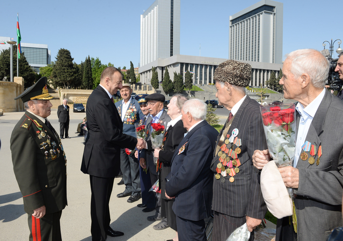 Президент Ильхам Алиев: В Азербайджане к ветеранам проявляются большое внимание и забота (версия 2) (ФОТО)