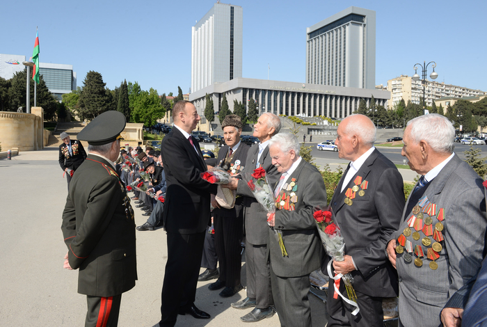 Президент Ильхам Алиев: В Азербайджане к ветеранам проявляются большое внимание и забота (версия 2) (ФОТО)
