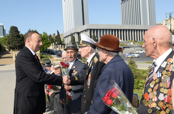 Президент Ильхам Алиев: В Азербайджане к ветеранам проявляются большое внимание и забота (версия 2) (ФОТО)