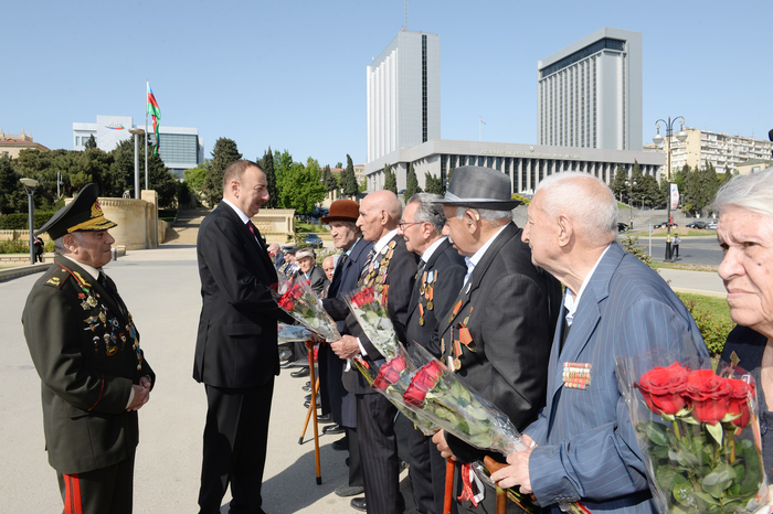 Президент Ильхам Алиев: В Азербайджане к ветеранам проявляются большое внимание и забота (версия 2) (ФОТО)