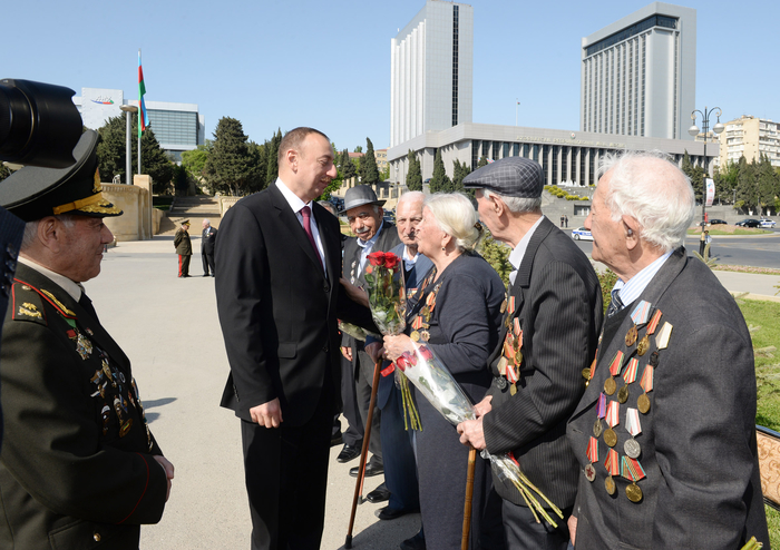 Президент Ильхам Алиев: В Азербайджане к ветеранам проявляются большое внимание и забота (версия 2) (ФОТО)