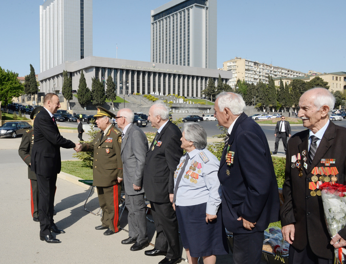 Президент Ильхам Алиев: В Азербайджане к ветеранам проявляются большое внимание и забота (версия 2) (ФОТО)