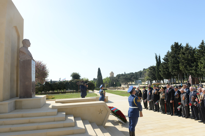 Президент Ильхам Алиев: В Азербайджане к ветеранам проявляются большое внимание и забота (версия 2) (ФОТО)