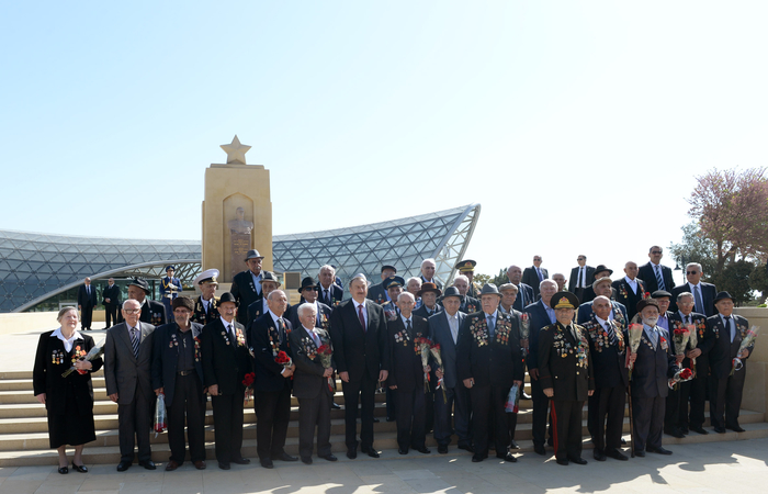 Президент Ильхам Алиев: В Азербайджане к ветеранам проявляются большое внимание и забота (версия 2) (ФОТО)