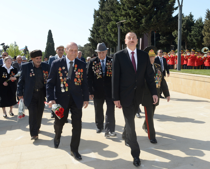 Президент Ильхам Алиев: В Азербайджане к ветеранам проявляются большое внимание и забота (версия 2) (ФОТО)
