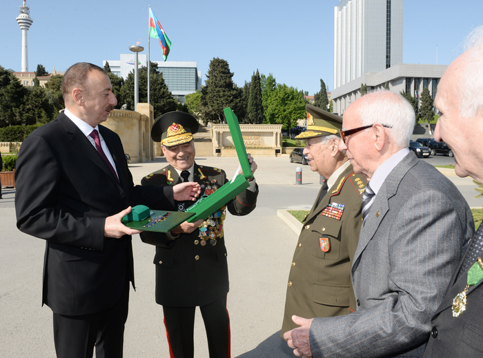Президент Ильхам Алиев: В Азербайджане к ветеранам проявляются большое внимание и забота (версия 2) (ФОТО)