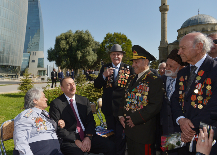 Президент Ильхам Алиев: В Азербайджане к ветеранам проявляются большое внимание и забота (версия 2) (ФОТО)