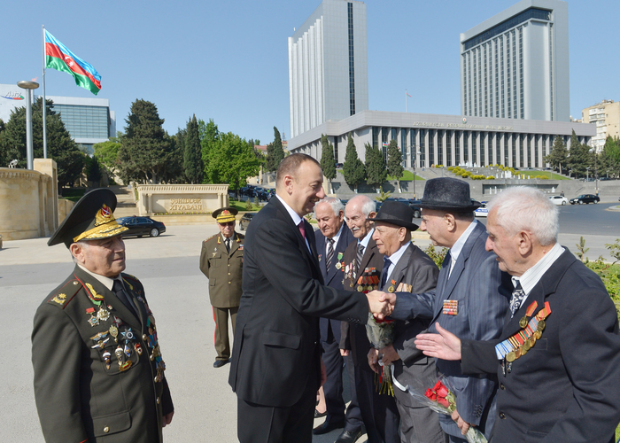 Президент Ильхам Алиев: В Азербайджане к ветеранам проявляются большое внимание и забота (версия 2) (ФОТО)