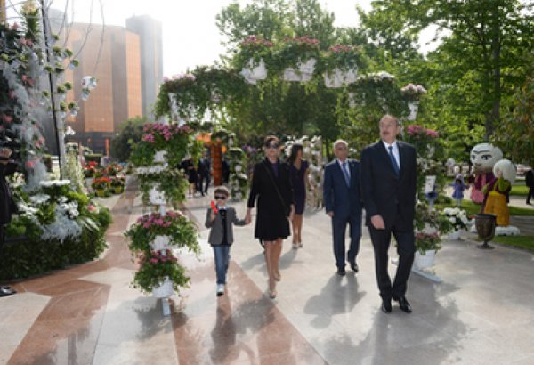 Президент Азербайджана и его супруга приняли участие в Празднике цветов (ФОТО)