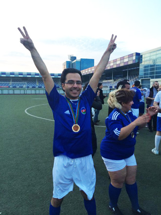 В Баку прошел интересный футбольный матч между телеведущими и исполнителями, который завершился с хоккейным счетом (ФОТО)