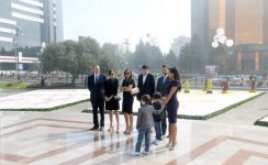 Президент Азербайджана и его супруга приняли участие в Празднике цветов (ФОТО)