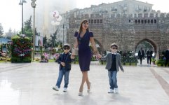 Президент Азербайджана и его супруга приняли участие в Празднике цветов (ФОТО)