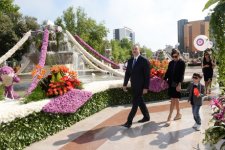 Президент Азербайджана и его супруга приняли участие в Празднике цветов (ФОТО)