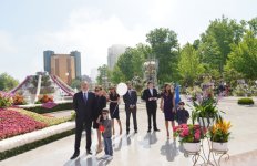 Президент Азербайджана и его супруга приняли участие в Празднике цветов (ФОТО)