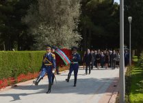 Президент Азербайджана и его супруга почтили память общенационального лидера Гейдара Алиева (версия 2) (ФОТО)