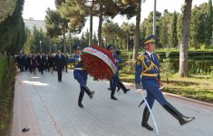 Президент Азербайджана и его супруга почтили память общенационального лидера Гейдара Алиева (версия 2) (ФОТО)