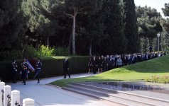 Президент Азербайджана и его супруга почтили память общенационального лидера Гейдара Алиева (версия 2) (ФОТО)