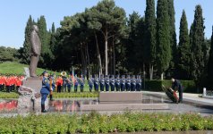 Президент Азербайджана и его супруга почтили память общенационального лидера Гейдара Алиева (версия 2) (ФОТО)