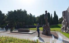 Президент Азербайджана и его супруга почтили память общенационального лидера Гейдара Алиева (версия 2) (ФОТО)