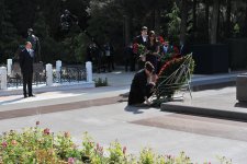 Президент Азербайджана и его супруга почтили память общенационального лидера Гейдара Алиева (версия 2) (ФОТО)