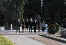 Президент Азербайджана и его супруга почтили память общенационального лидера Гейдара Алиева (версия 2) (ФОТО)