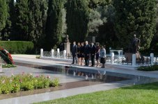 Президент Азербайджана и его супруга почтили память общенационального лидера Гейдара Алиева (версия 2) (ФОТО)