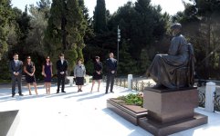 Президент Азербайджана и его супруга почтили память общенационального лидера Гейдара Алиева (версия 2) (ФОТО)