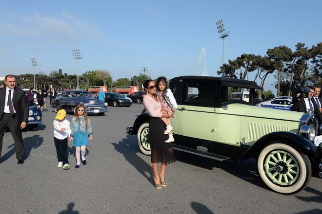 В Баку состоялся пробег классических автомобилей, посвященный 91-й годовщине со дня рождения общенационального лидера Гейдара Алиева (ФОТО)
