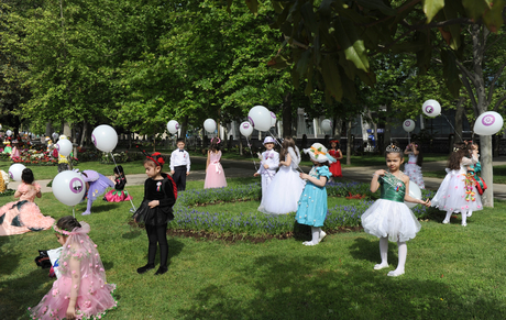 Президент Азербайджана и его супруга приняли участие в Празднике цветов (ФОТО)