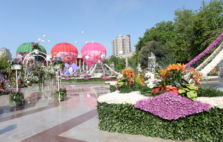 Президент Азербайджана и его супруга приняли участие в Празднике цветов (ФОТО)