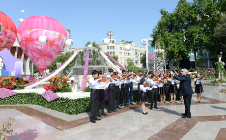 Президент Азербайджана и его супруга приняли участие в Празднике цветов (ФОТО)
