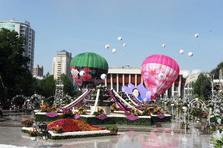 Президент Азербайджана и его супруга приняли участие в Празднике цветов (ФОТО)