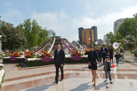 Президент Азербайджана и его супруга приняли участие в Празднике цветов (ФОТО)